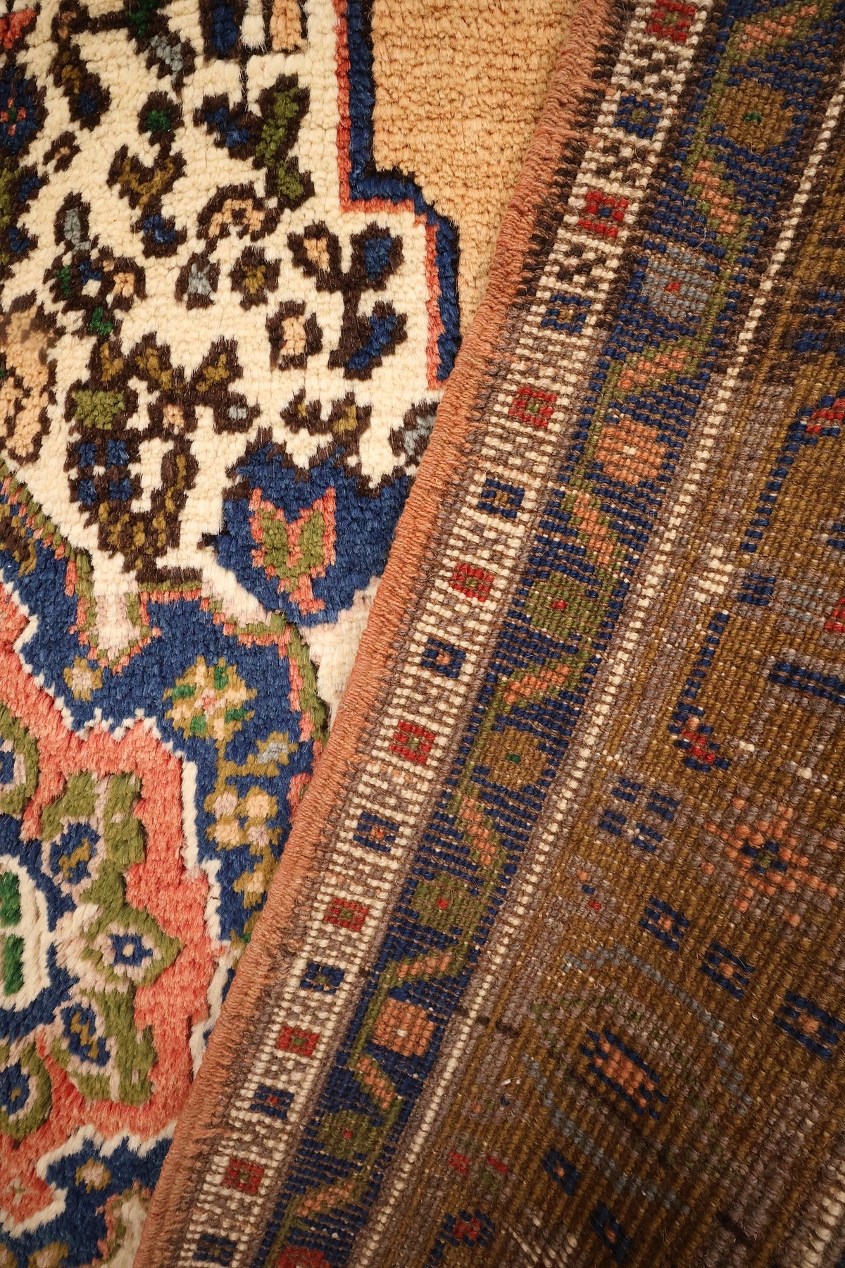 Coin replié du tapis Tachpinar beige, bordure ocre et motifs floraux bleus