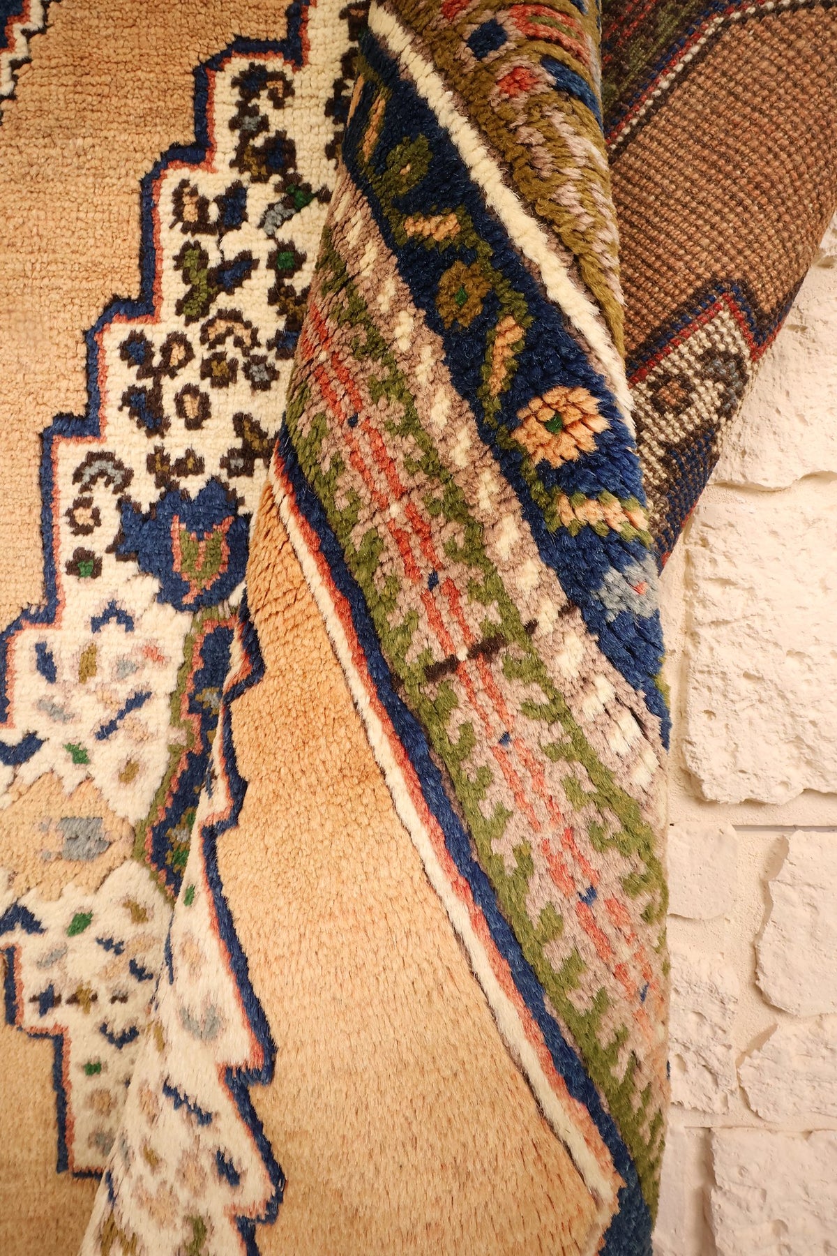 Envers du tapis Tachpinar, nœuds visibles au revers de la bordure bleue