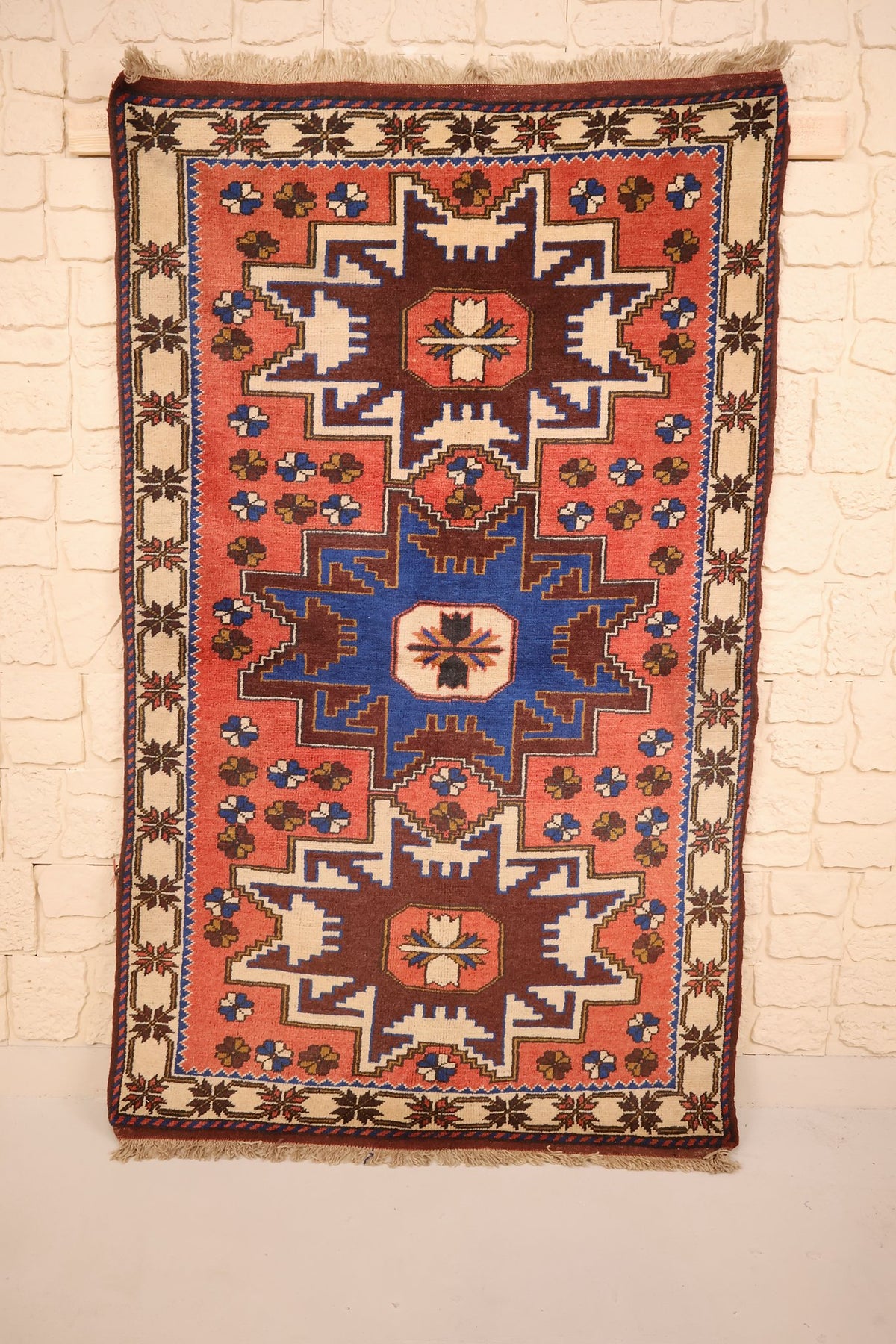 Tapis Yagci Bedir 170 × 106 cm, vue d'ensemble avec ses trois étoiles crantées