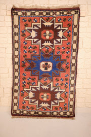 Tapis Yagci Bedir 170 × 106 cm, vue d'ensemble avec ses trois étoiles crantées