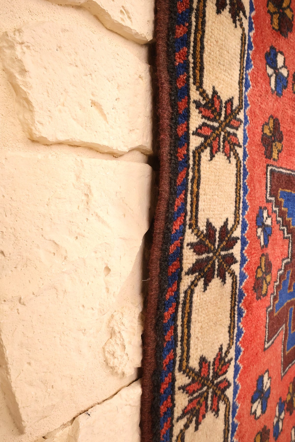 Lisière du tapis Yagci Bedir, bordure ivoire à étoiles et fines dents bleues et rouges