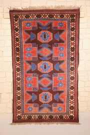 Tapis Yagci Bedir rouge, marron et bleu 175 × 103 cm, vue d'ensemble aux trois médaillons étoilés