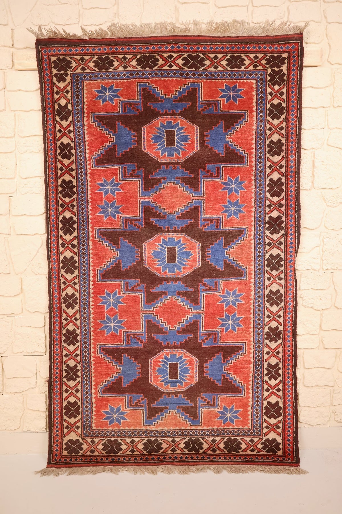 Tapis Yagci Bedir rouge, marron et bleu 175 × 103 cm, vue d'ensemble aux trois médaillons étoilés