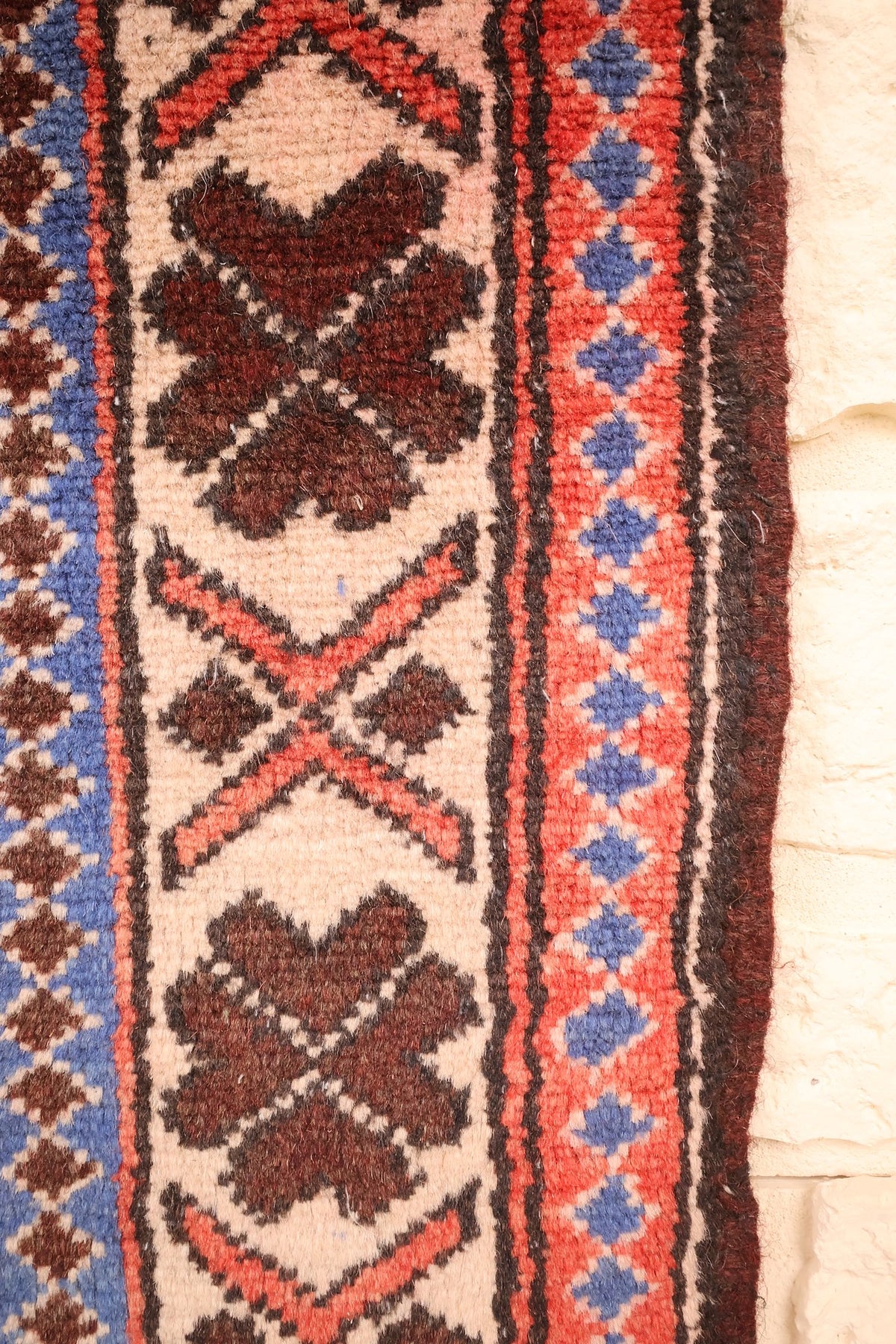 Bordure beige à rosettes brunes en croix et contre-bordures à petits losanges bleus