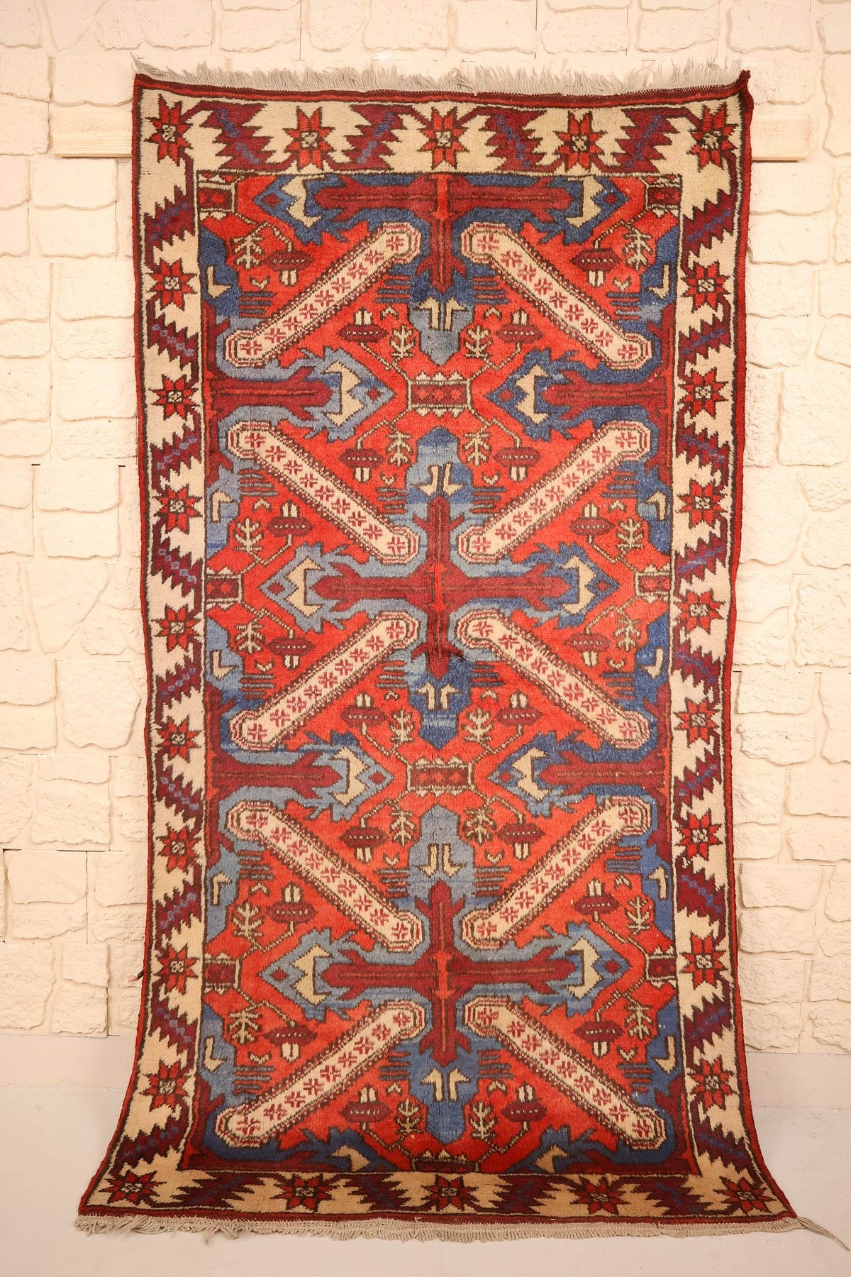 Tapis Yagci Bedir rectangulaire rouge, bleu et beige 187 × 98 cm, vue d'ensemble de face