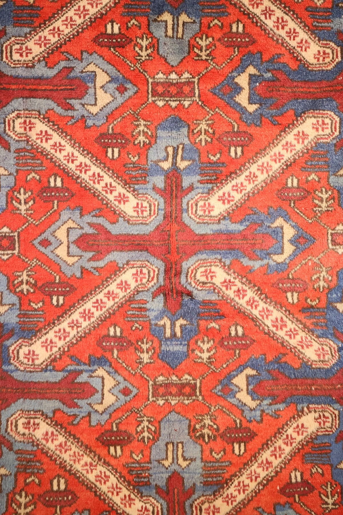 Détail des croix beiges à rosettes sur fonds bleus et champ rouge orangé