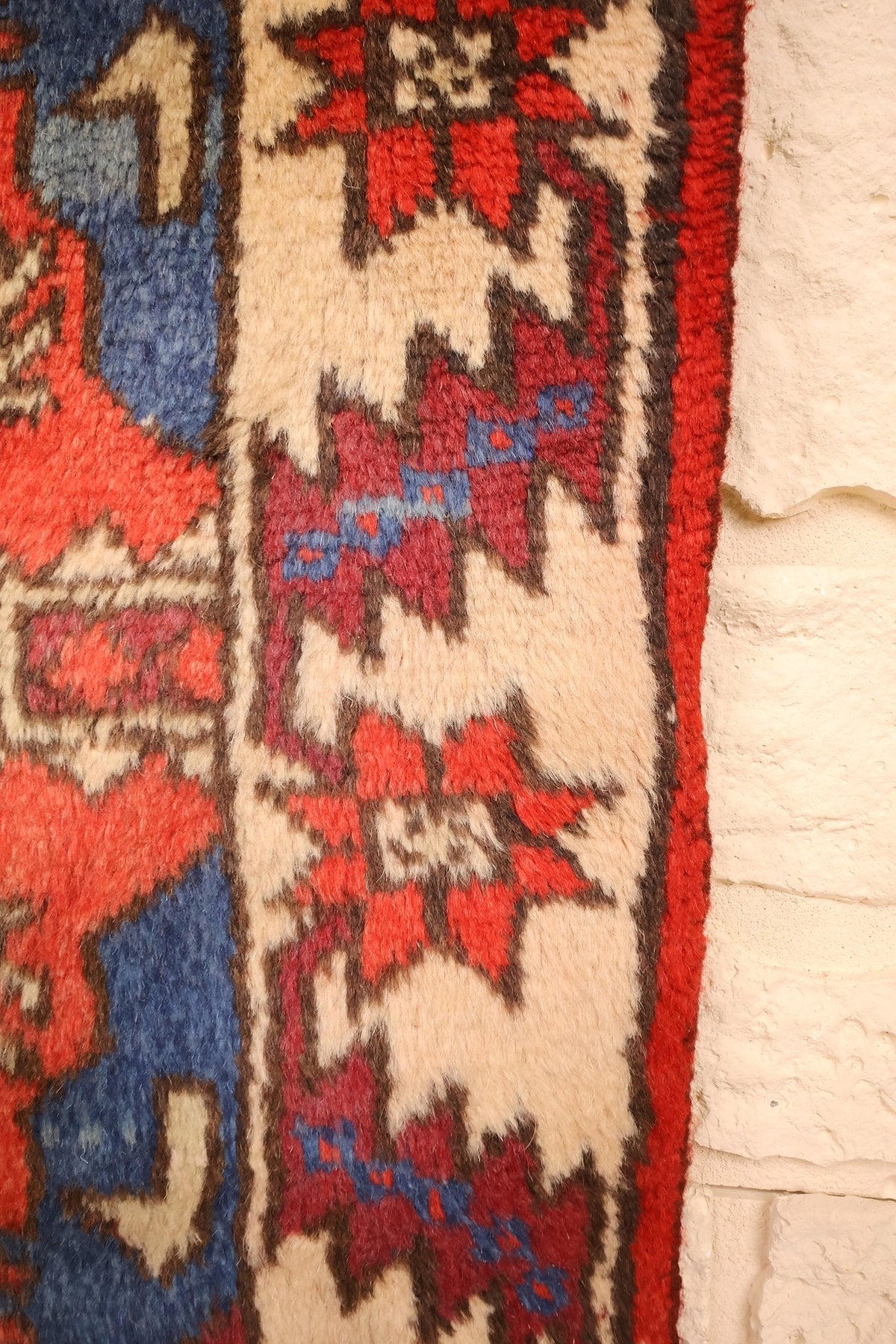 Bordure beige à étoiles à huit branches rouges et violacées cernées de brun