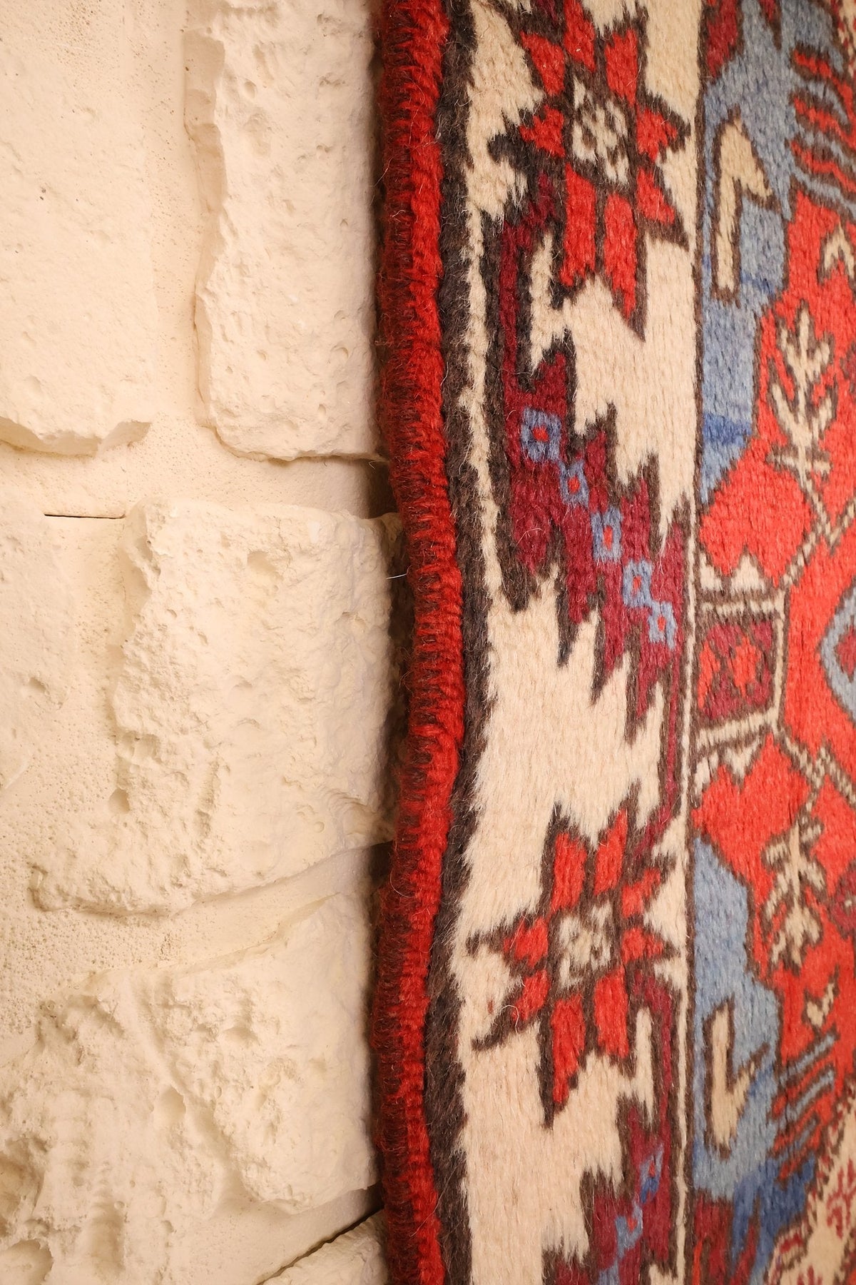 Lisière rouge du tapis Yagci Bedir le long de la bordure beige étoilée