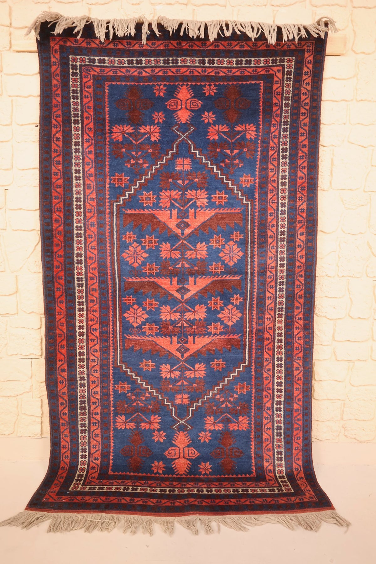 Tapis Yagci Bedir bleu 191 × 105 cm, vue d'ensemble du médaillon allongé et des franges écrues