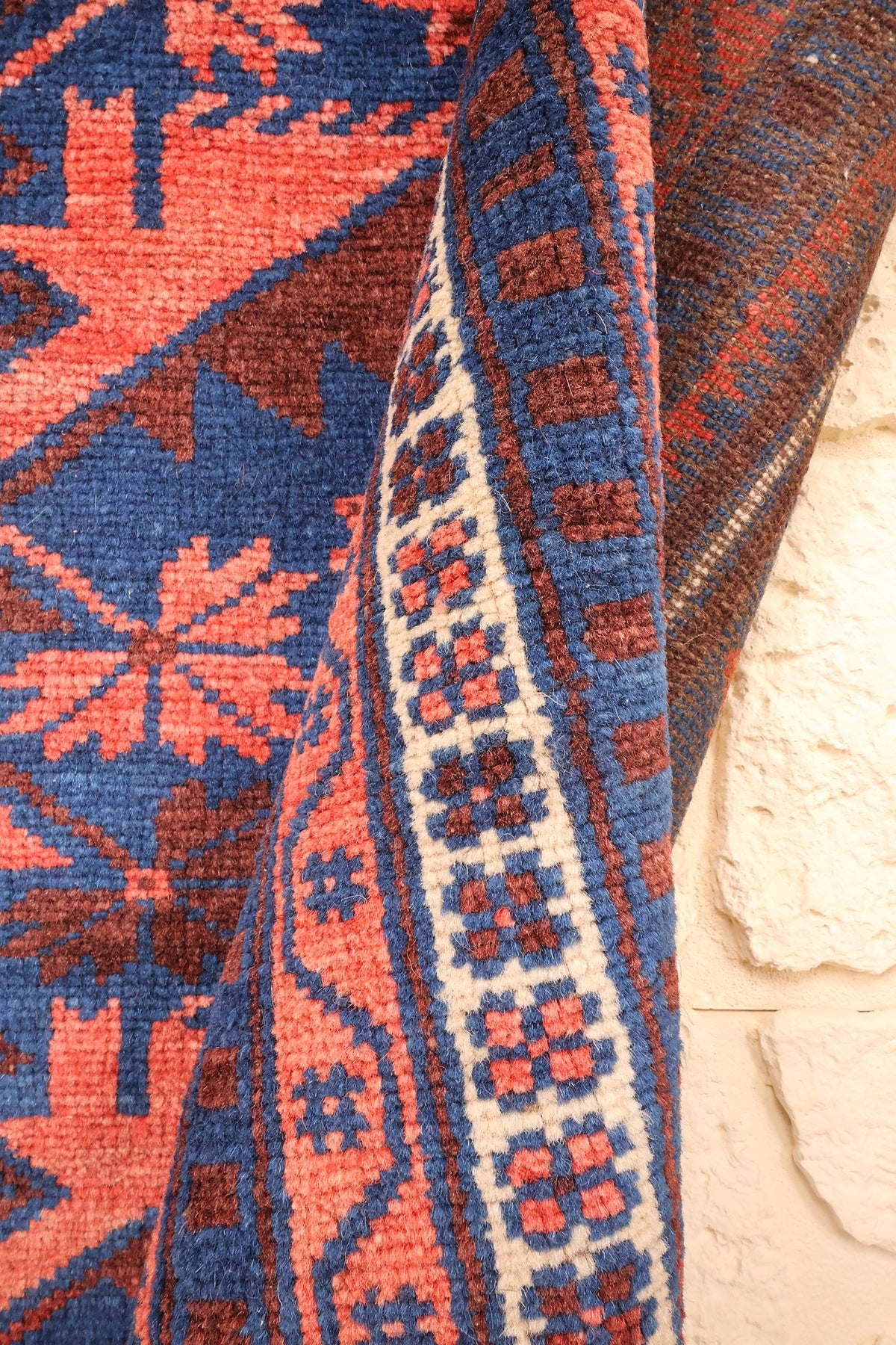 Coin retourné du tapis Yagci Bedir bleu, bande ivoire à carrés et contour en escalier