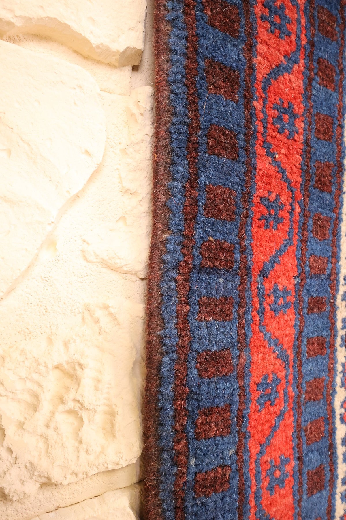 Lisière du tapis Yagci Bedir, galon bleu et rouge en bord de pièce 191 × 105 cm