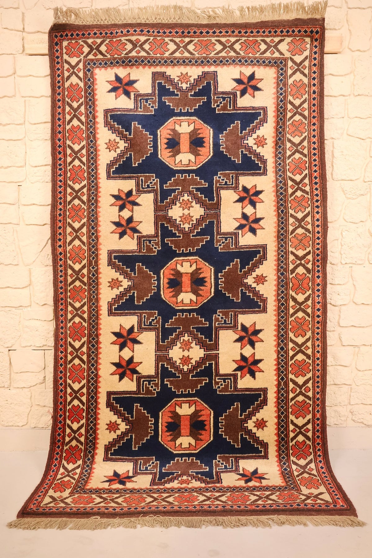 Tapis Yagci Bedir bleu nuit 198 × 108 cm, vue d'ensemble avec ses trois médaillons octogonaux