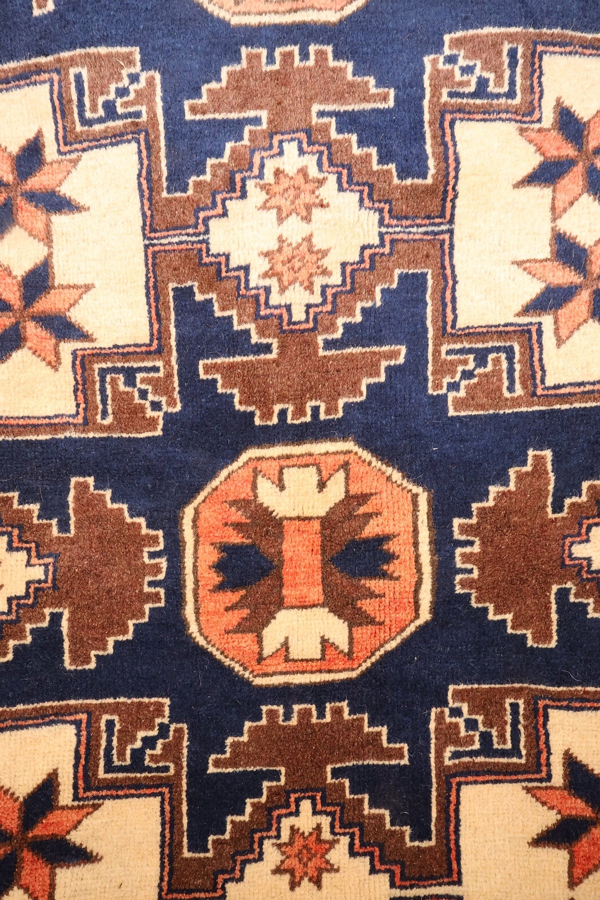 Détail du champ bleu du tapis Yagci Bedir : médaillon octogonal orange et panneaux crénelés