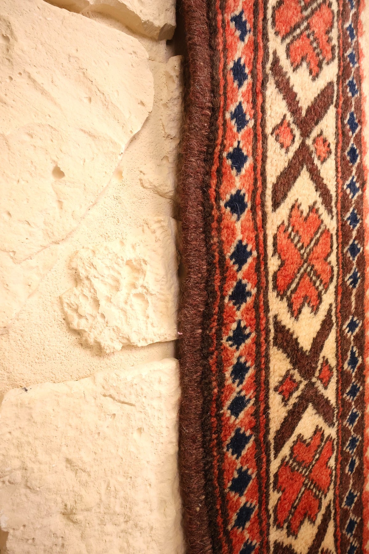 Lisière brune du tapis Yagci Bedir 198 × 108 cm, motifs orange et bleus en bordure