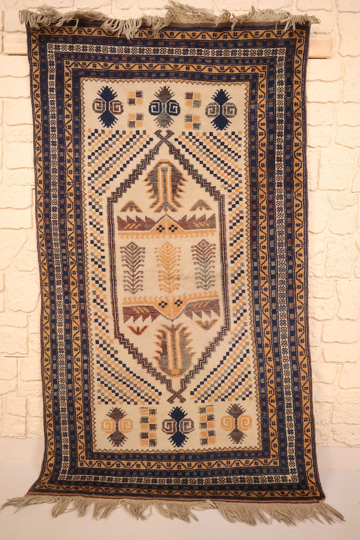 Tapis Yagci Bedir beige 200 × 117 cm, vue d'ensemble du médaillon central et des franges