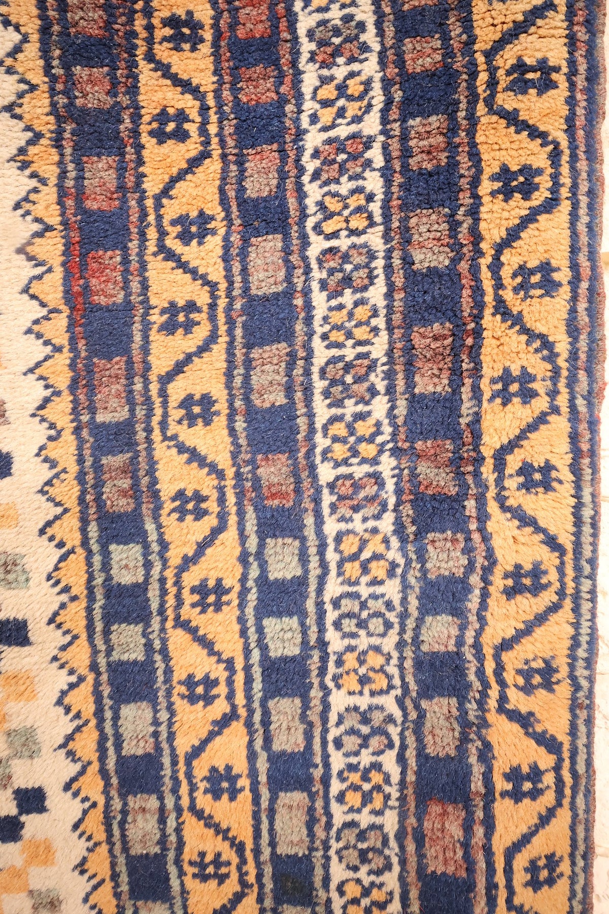 Bordures multiples du tapis Yagci Bedir, bandes orange et bleu à carrés et fleurettes ivoire