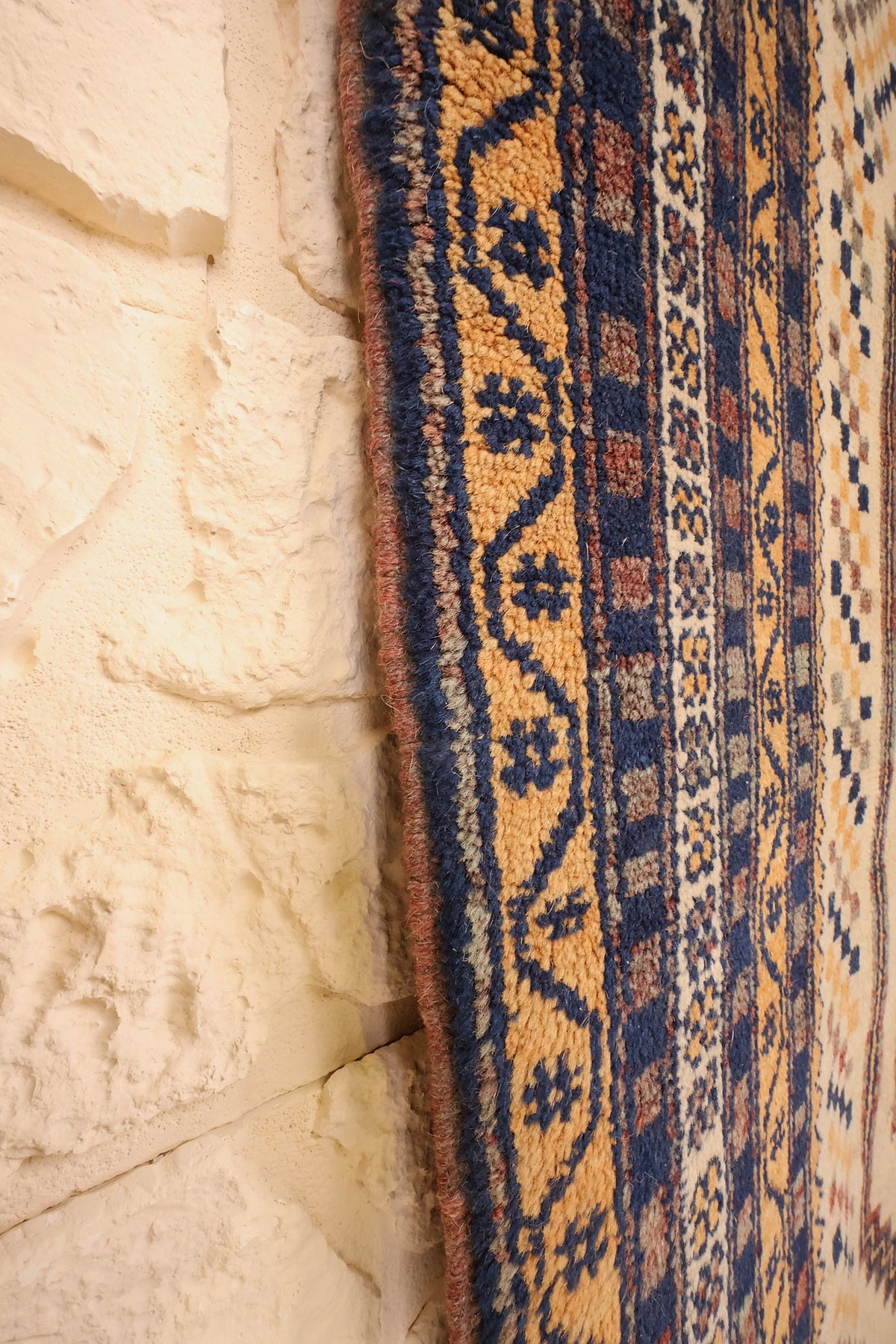 Lisière du tapis Yagci Bedir rectangulaire, bordure orange et bleu foncé vue de près