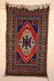 Tapis Yahyali rouge 180 × 100 cm, vue d'ensemble du médaillon losangé ivoire
