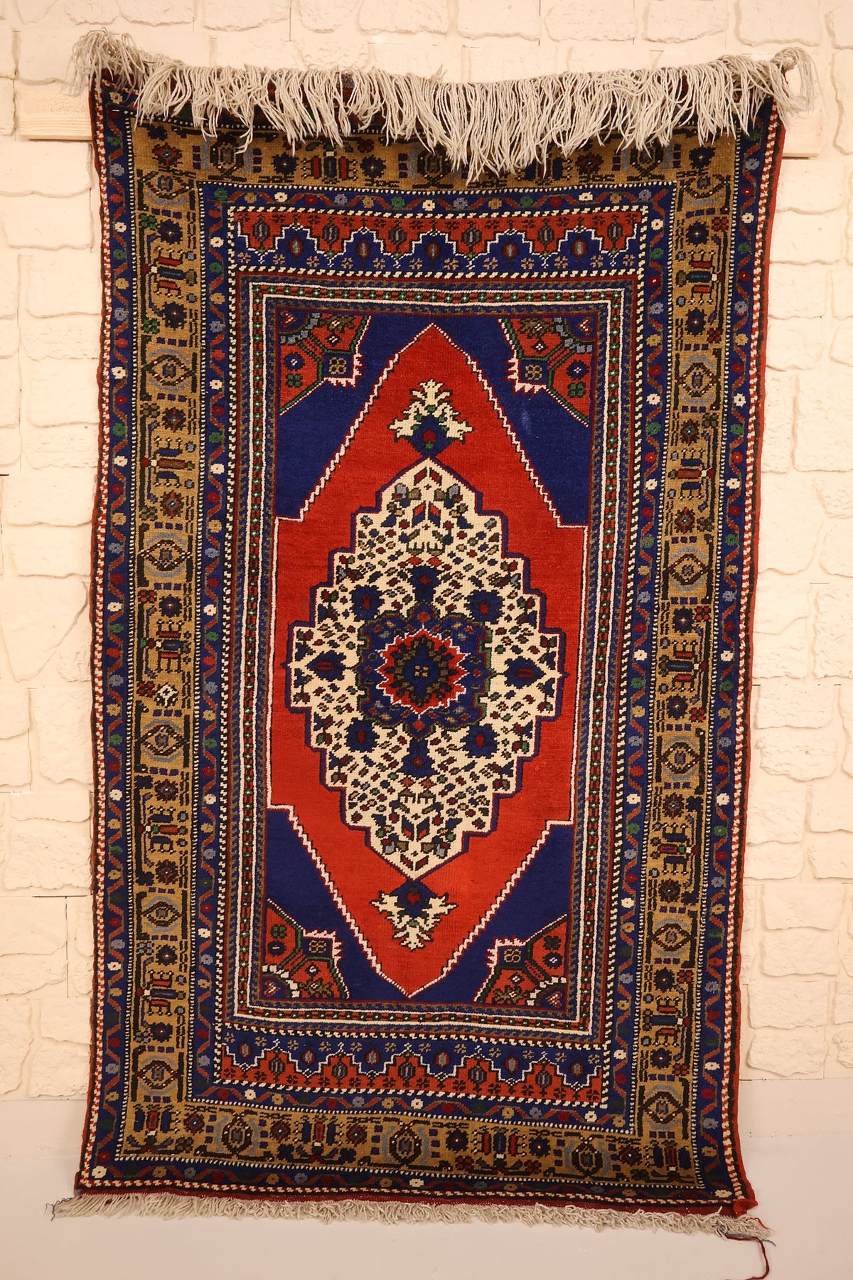 Tapis Yahyali rouge 180 × 100 cm, vue d'ensemble du médaillon losangé ivoire