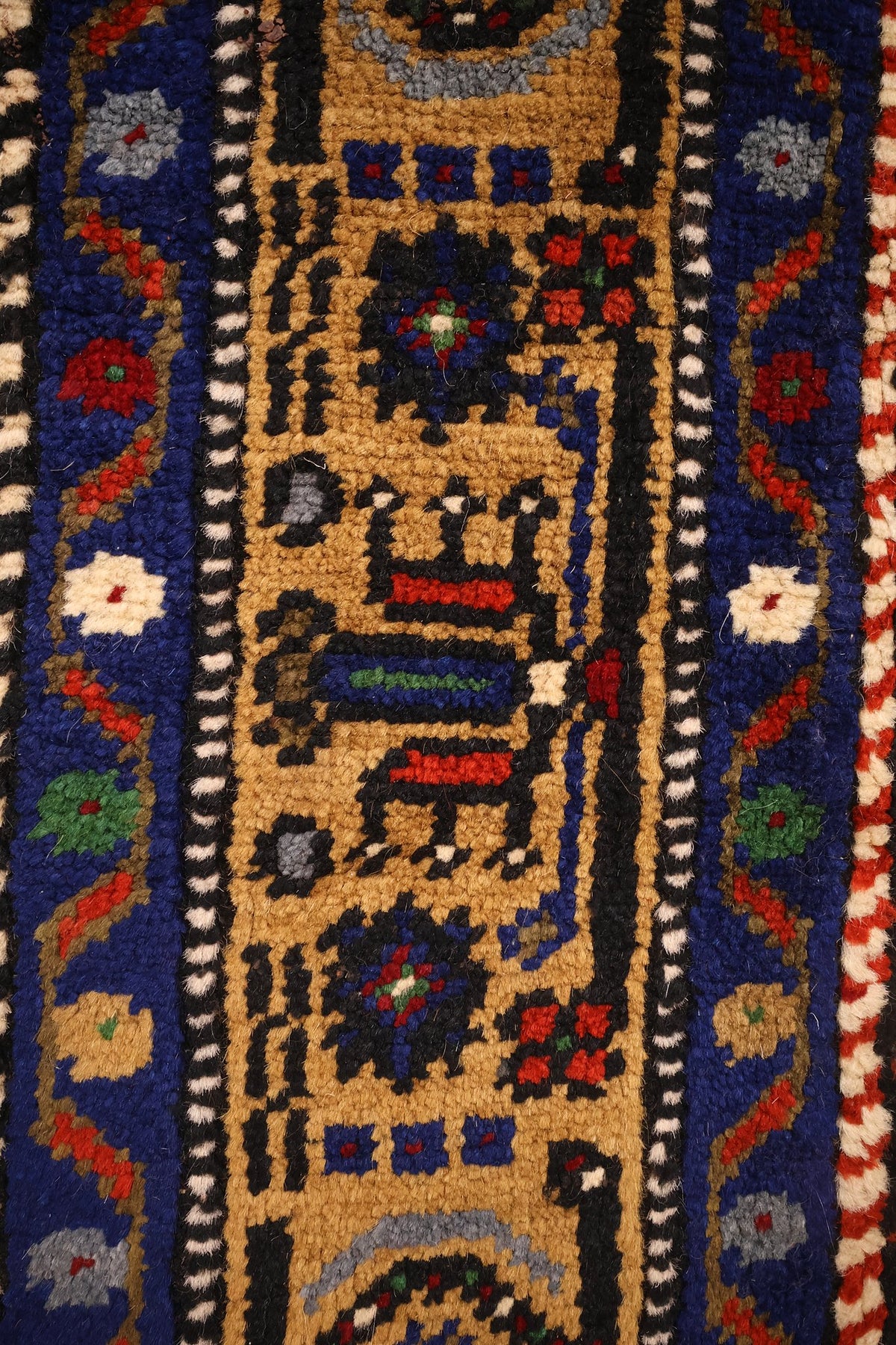Bordure jaune ocre du tapis Yahyali, figures animales stylisées et filets en damier
