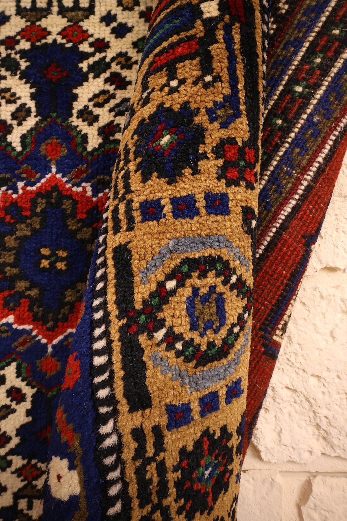Coin replié du tapis Yahyali, contre-bordures bleues à fleurettes et champ ivoire