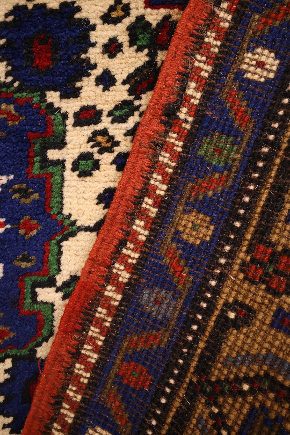 Envers du tapis Yahyali 180 × 100 cm, nœuds visibles le long de la lisière rouge