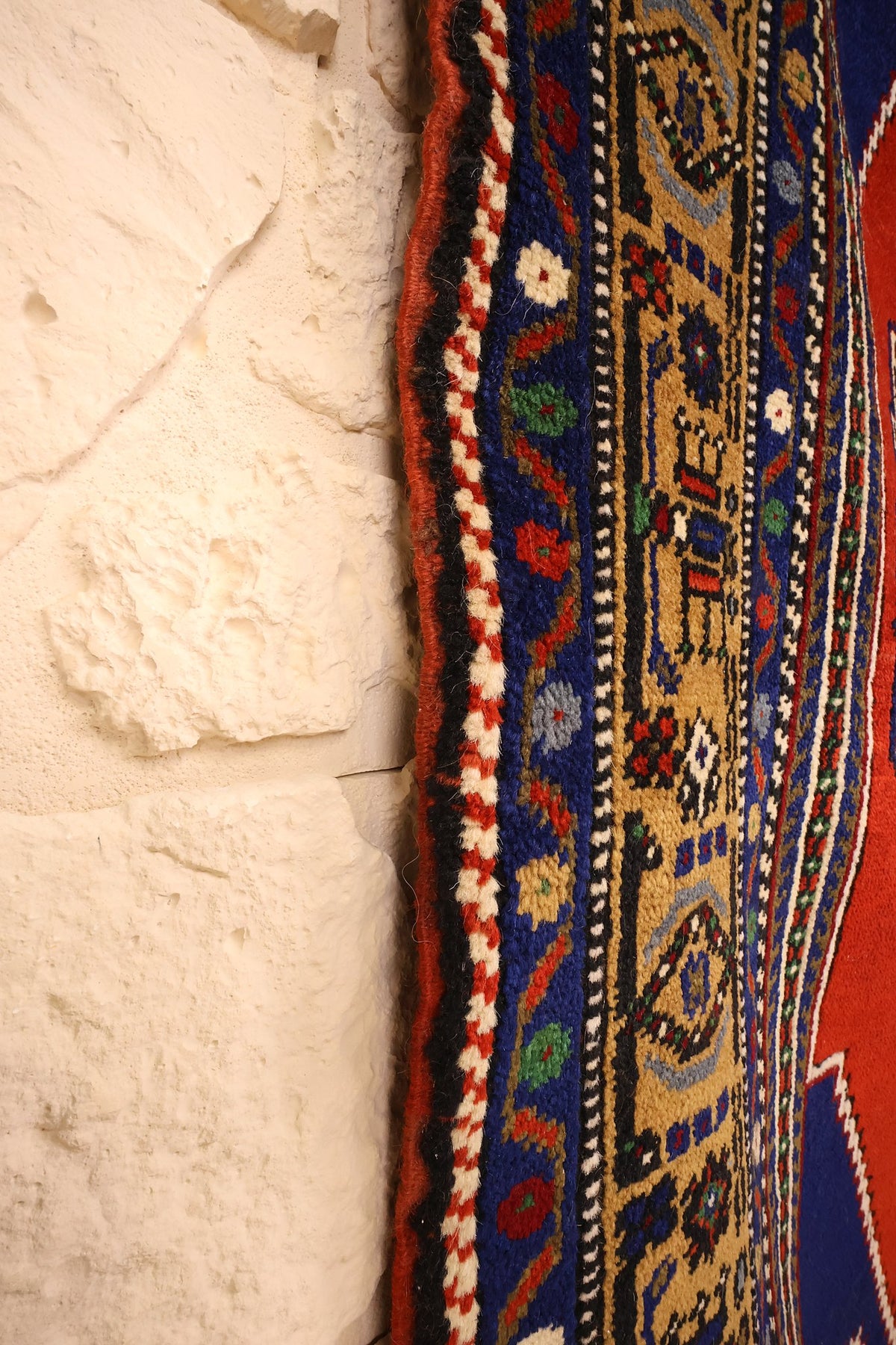 Lisière du tapis Yahyali rouge et bleu, surjet et filet damier en bord de bordure