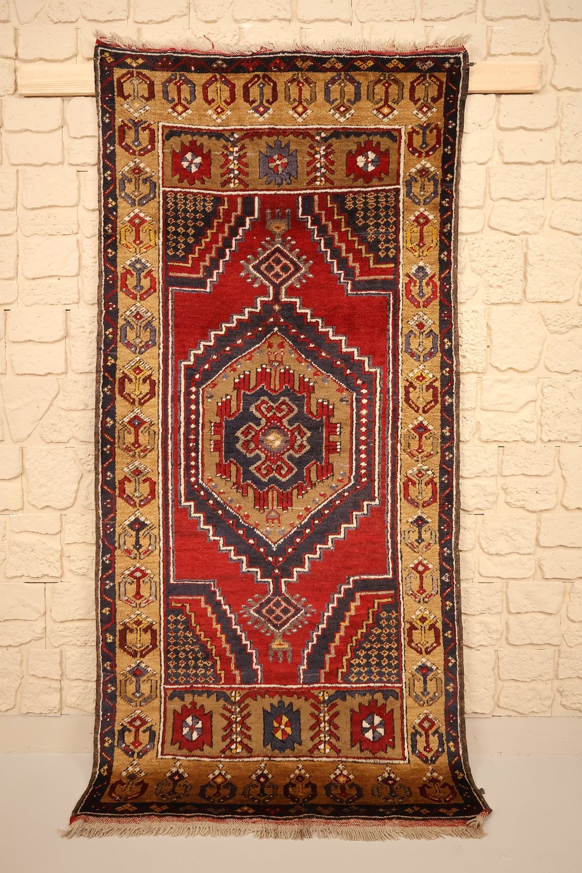 Tapis Yahyali rouge 184 × 86 cm, vue d'ensemble du médaillon hexagonal beige et bleu