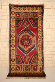Tapis Yahyali rouge 184 × 86 cm, vue d'ensemble du médaillon hexagonal beige et bleu