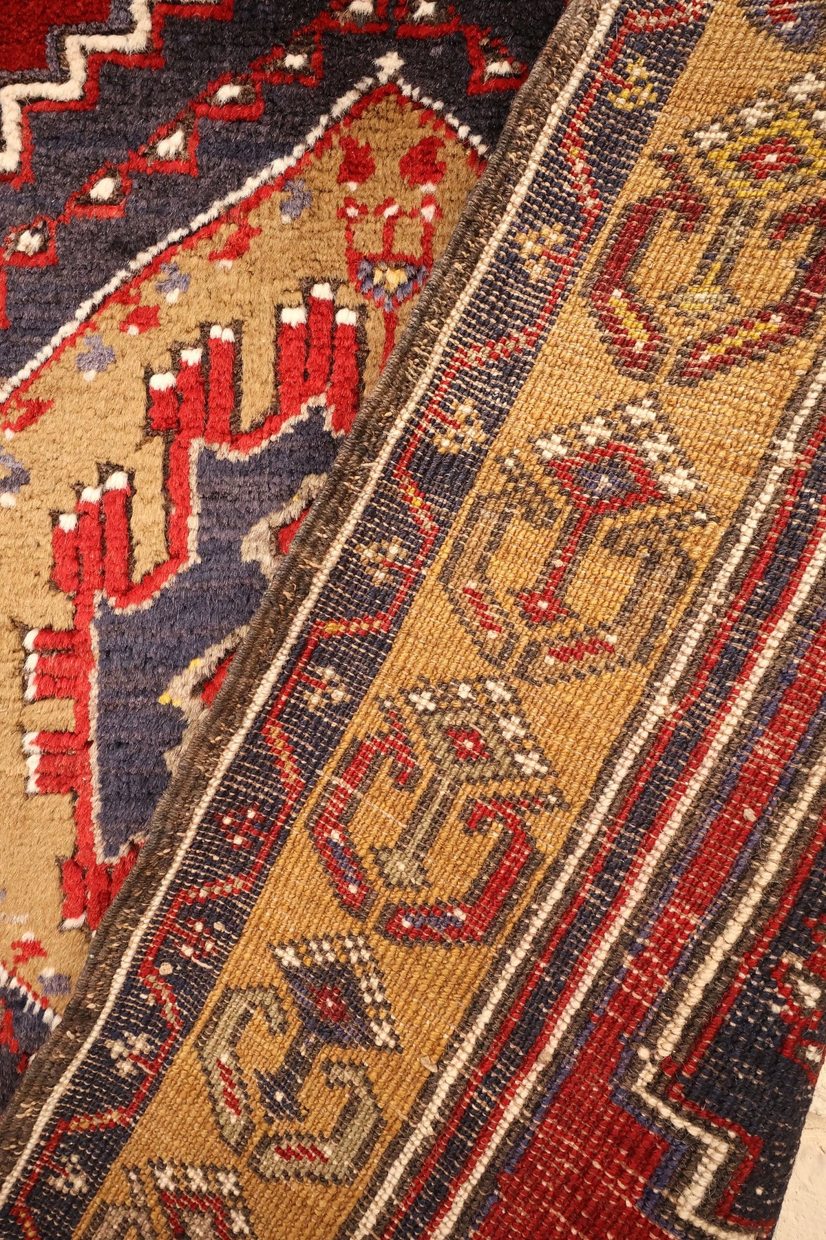 Coin replié du tapis Yahyali, nœuds et bordure à crochets visibles