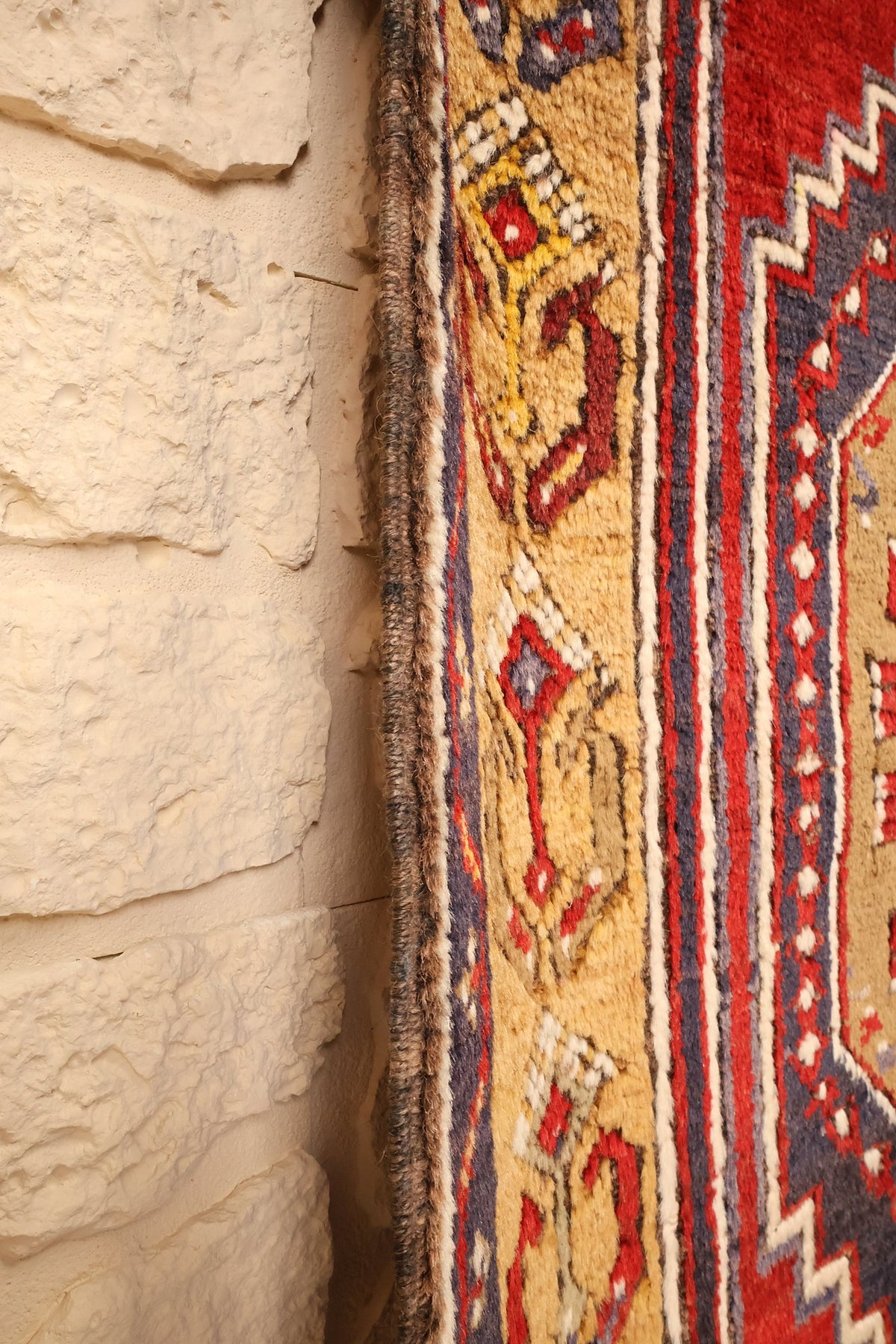 Lisière du tapis Yahyali en laine, filets bleu foncé et lisérés blancs