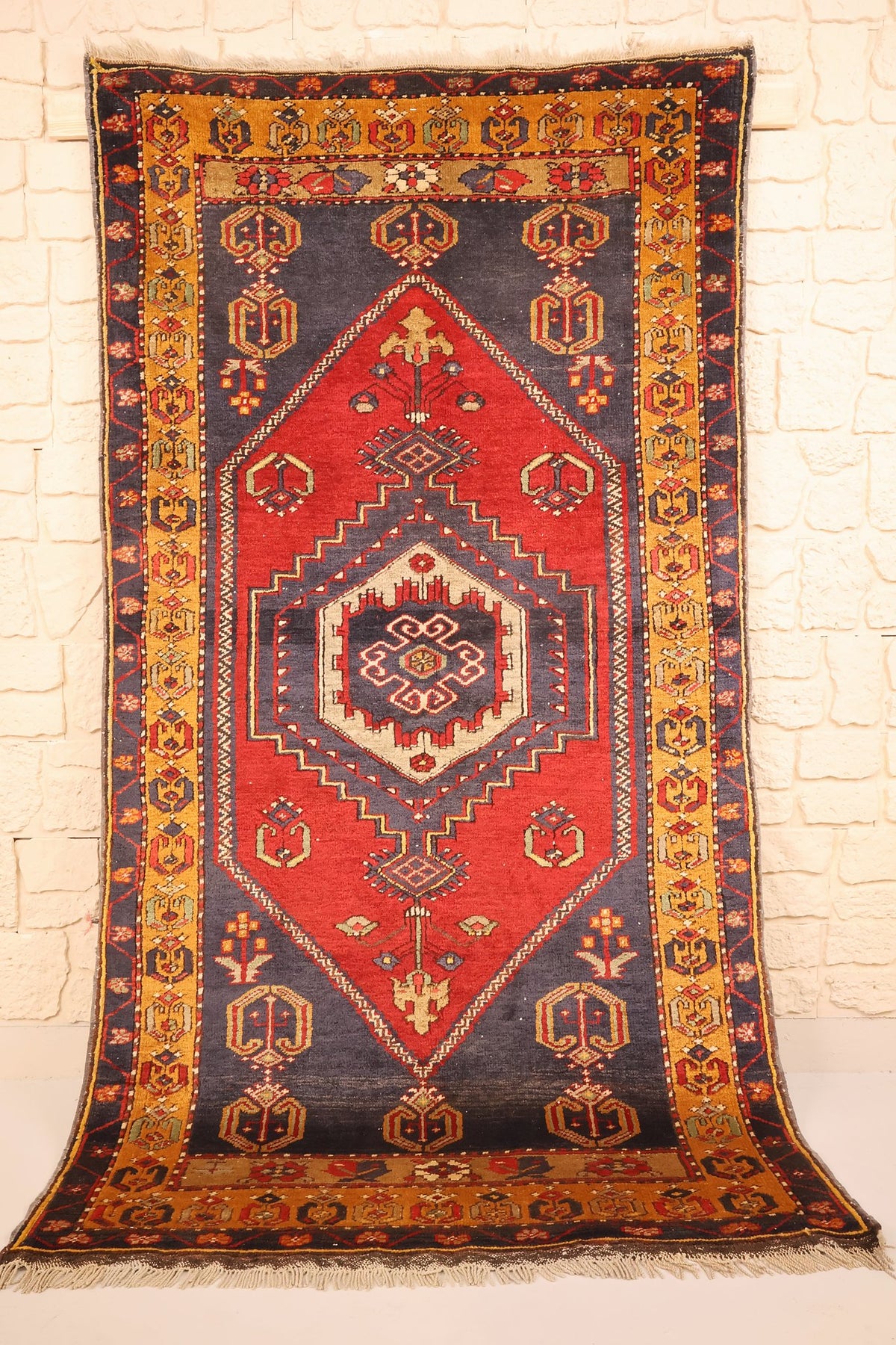 Tapis Yahyali rouge 200 × 107 cm, vue d'ensemble avec médaillon hexagonal et franges