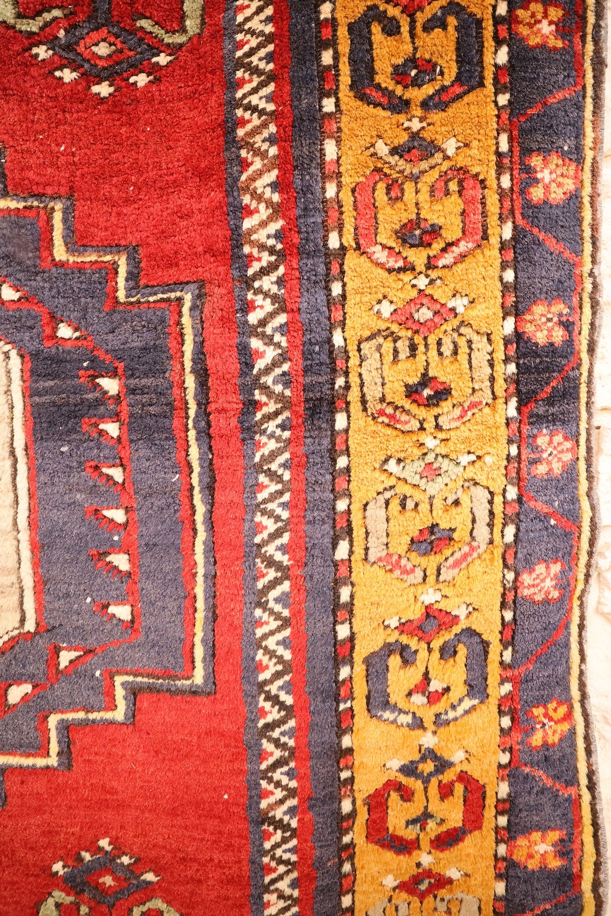 Bordure jaune-orange à palmettes et bande à chevrons ivoire et brun, tapis Yahyali