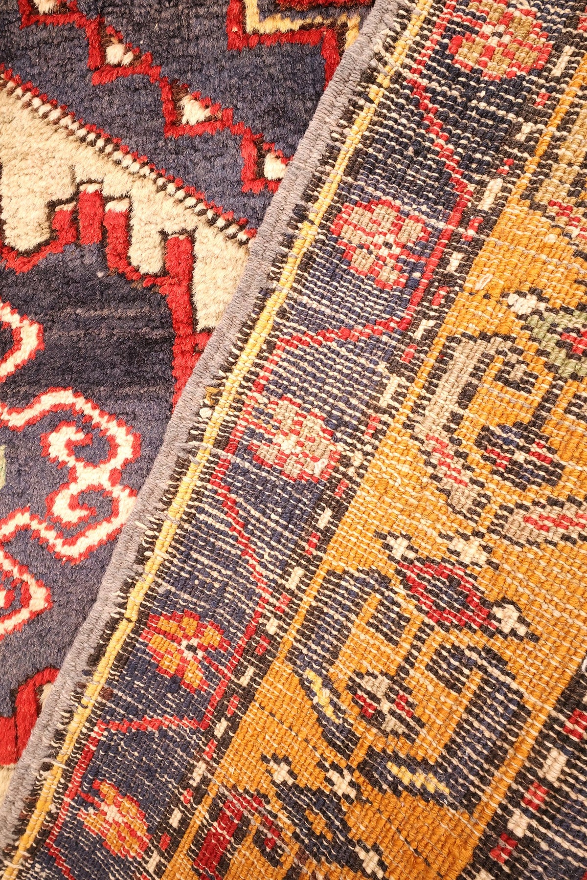 Coin replié du tapis Yahyali, envers et contre-bordure bleu foncé à petites fleurs