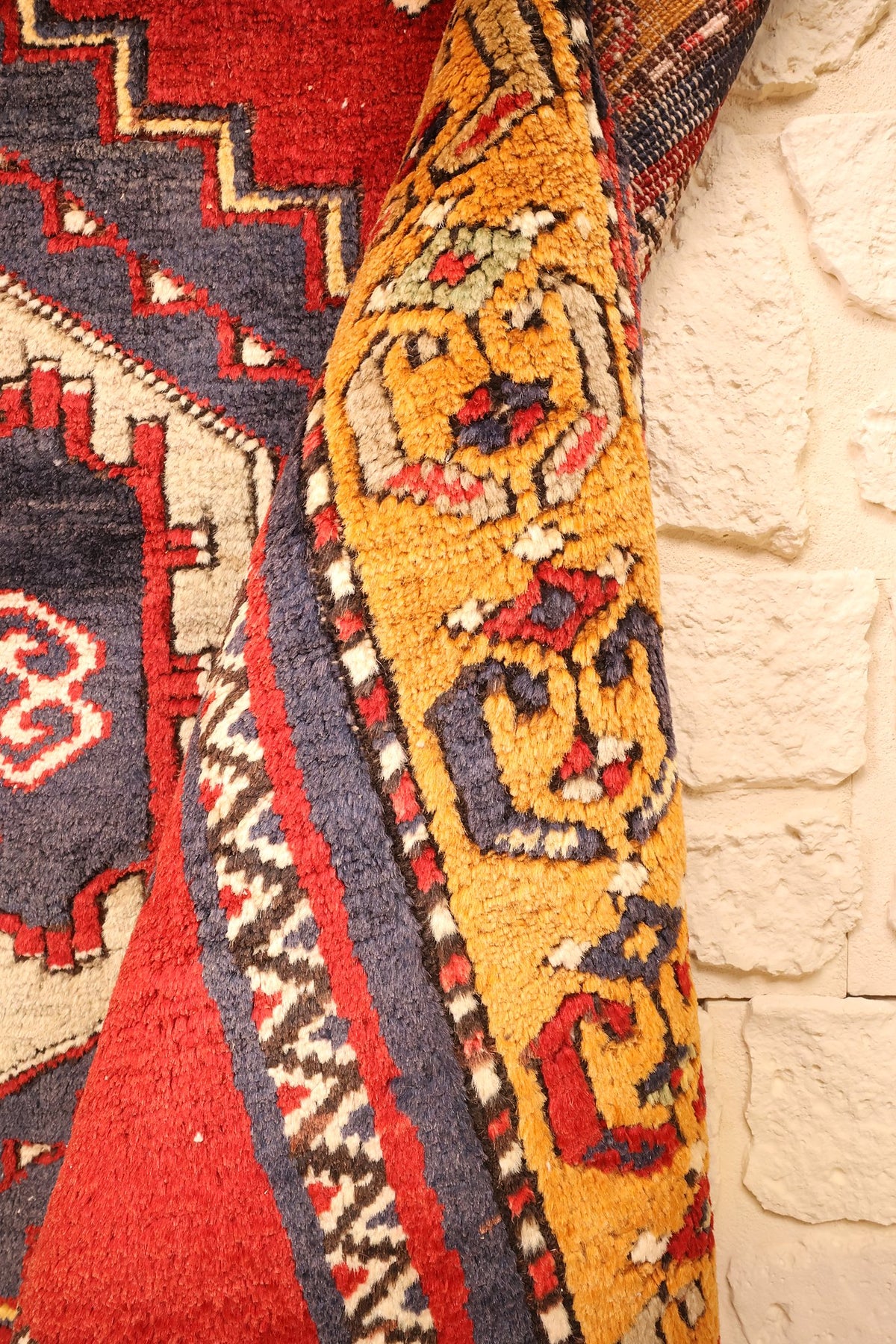 Lisière du tapis Yahyali rouge, épaisseur et bordure orange vues de près