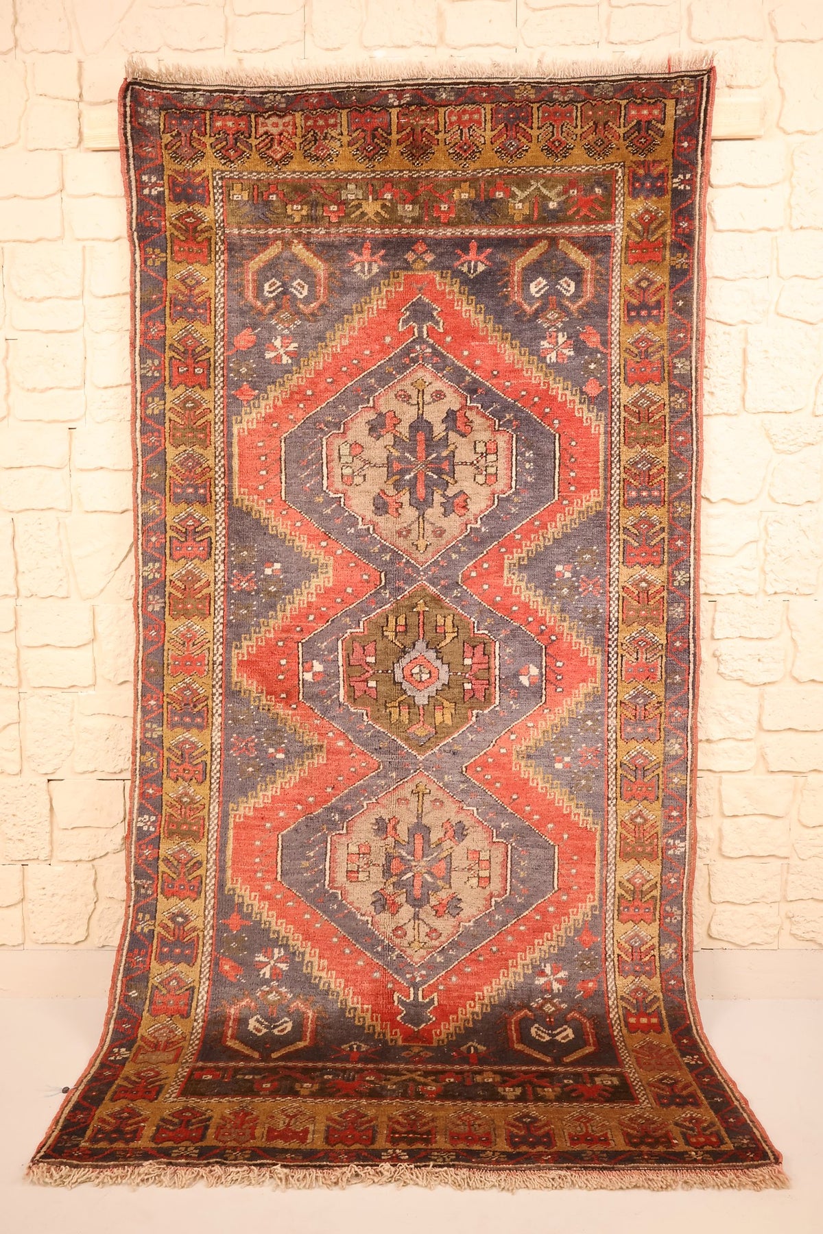 Tapis Yahyali rouge 202 × 105 cm, vue d'ensemble aux trois médaillons hexagonaux