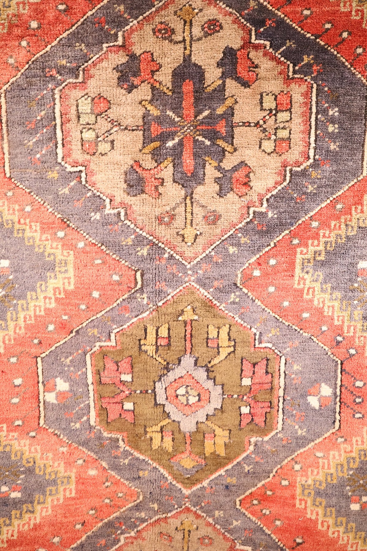 Détail des médaillons beige et vert olive à motifs étoilés du tapis Yahyali