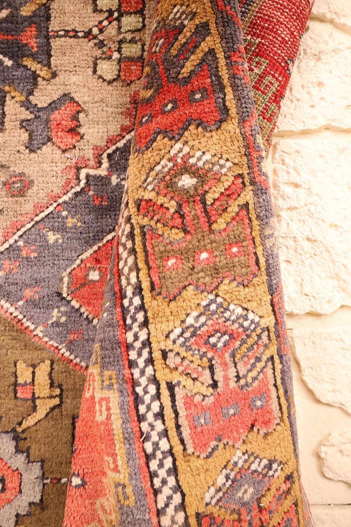 Lisière du tapis Yahyali, bordure ocre et contre-bordure bleu foncé