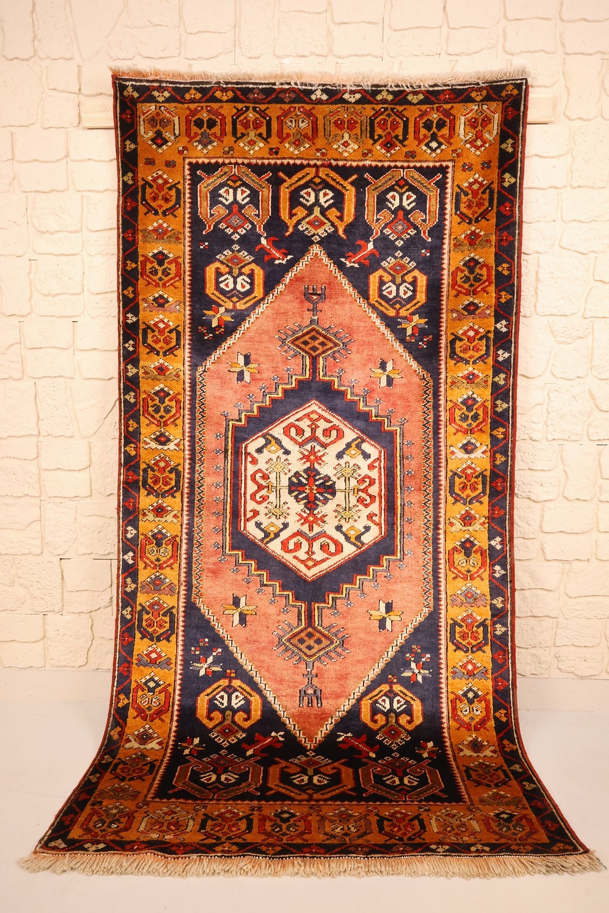 Tapis Yahyali orange et bleu 213 × 101 cm, vue d'ensemble avec médaillon hexagonal rose