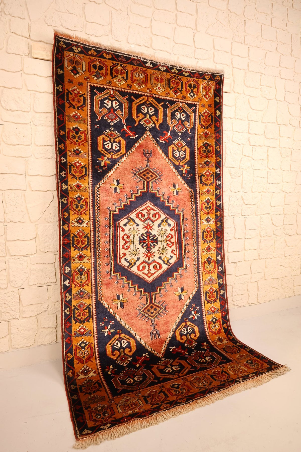 Tapis Yahyali rectangulaire orange et bleu, vue de biais révélant les franges