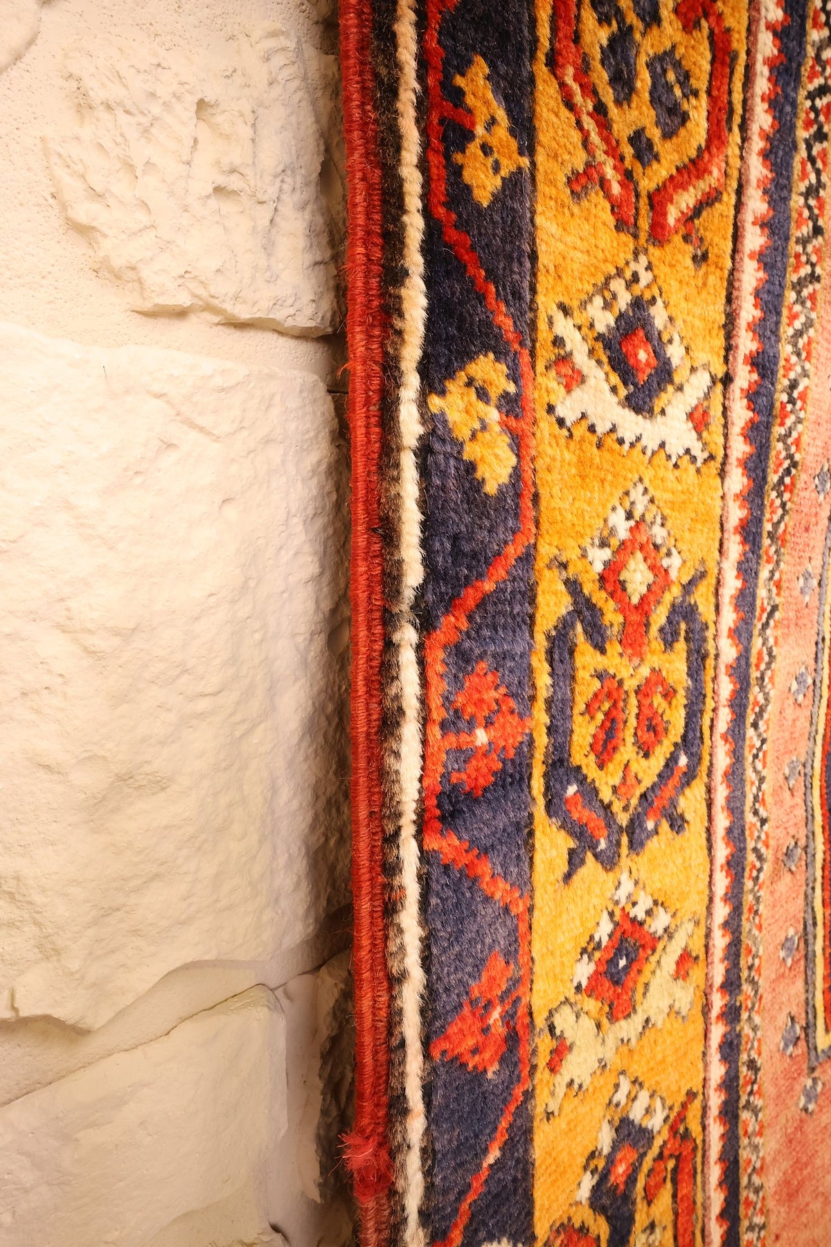 Lisière du tapis Yahyali orange, bandes bleu foncé à motifs crochetés