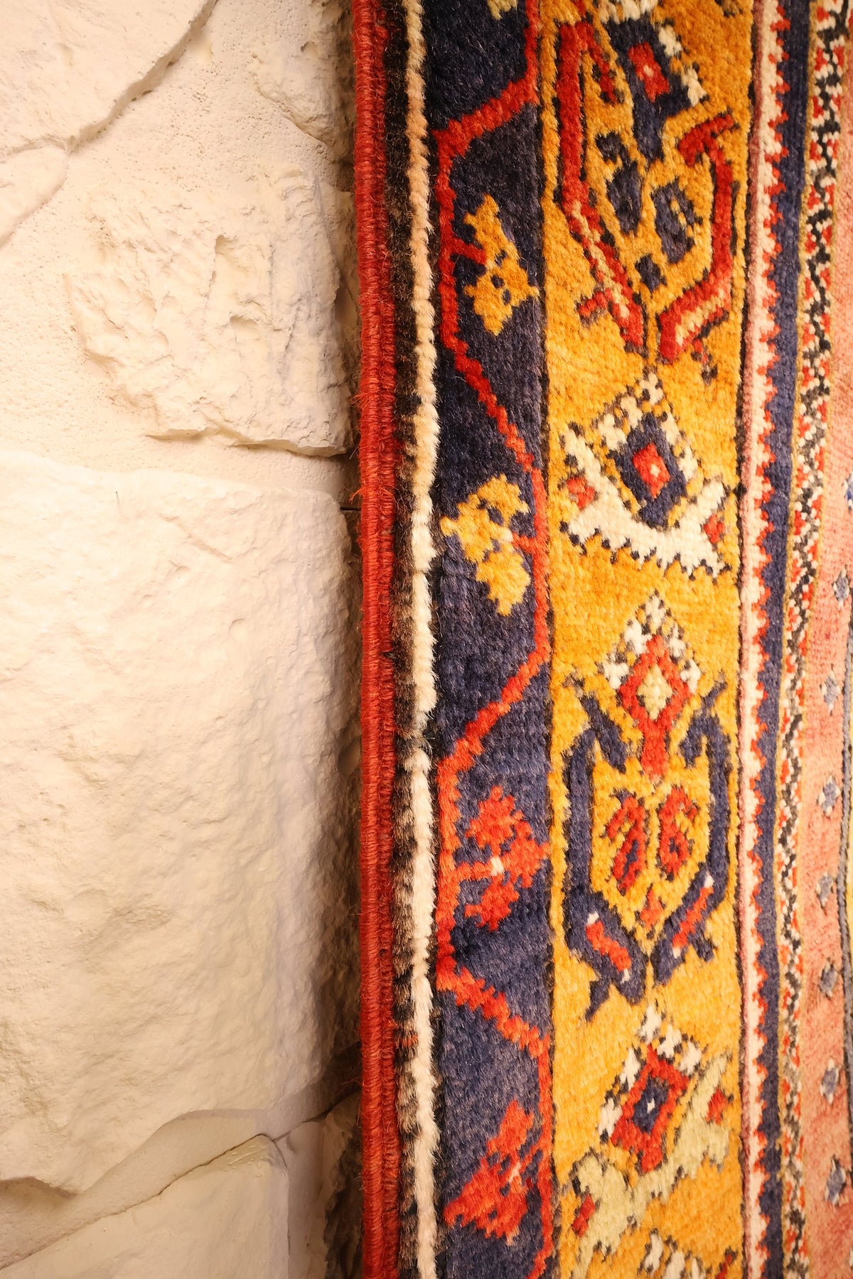 Bord latéral du tapis Yahyali bleu et orange, finition de lisière rouge