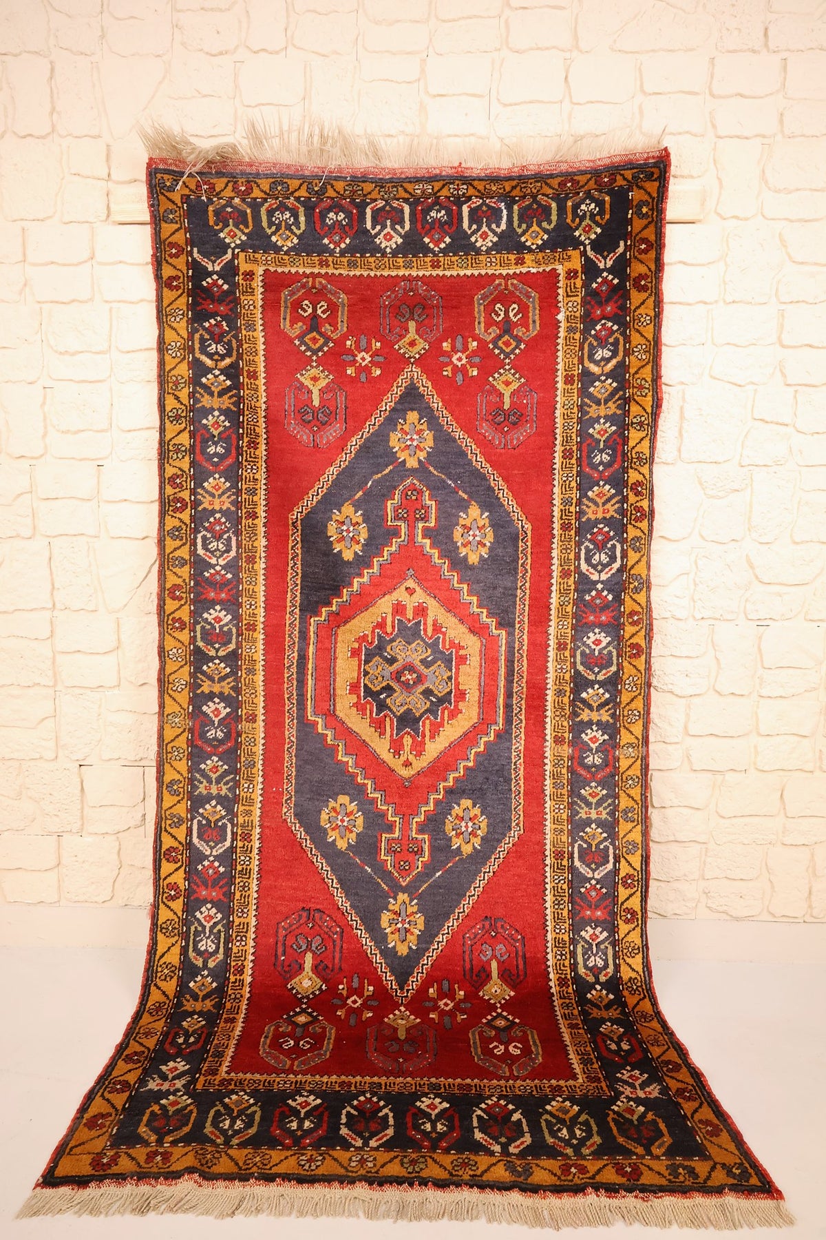 Tapis Yahyali rouge 215 × 106 cm, vue d'ensemble avec médaillon central en losange
