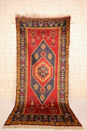 Tapis Yahyali rouge 215 × 106 cm, vue d'ensemble avec médaillon central en losange