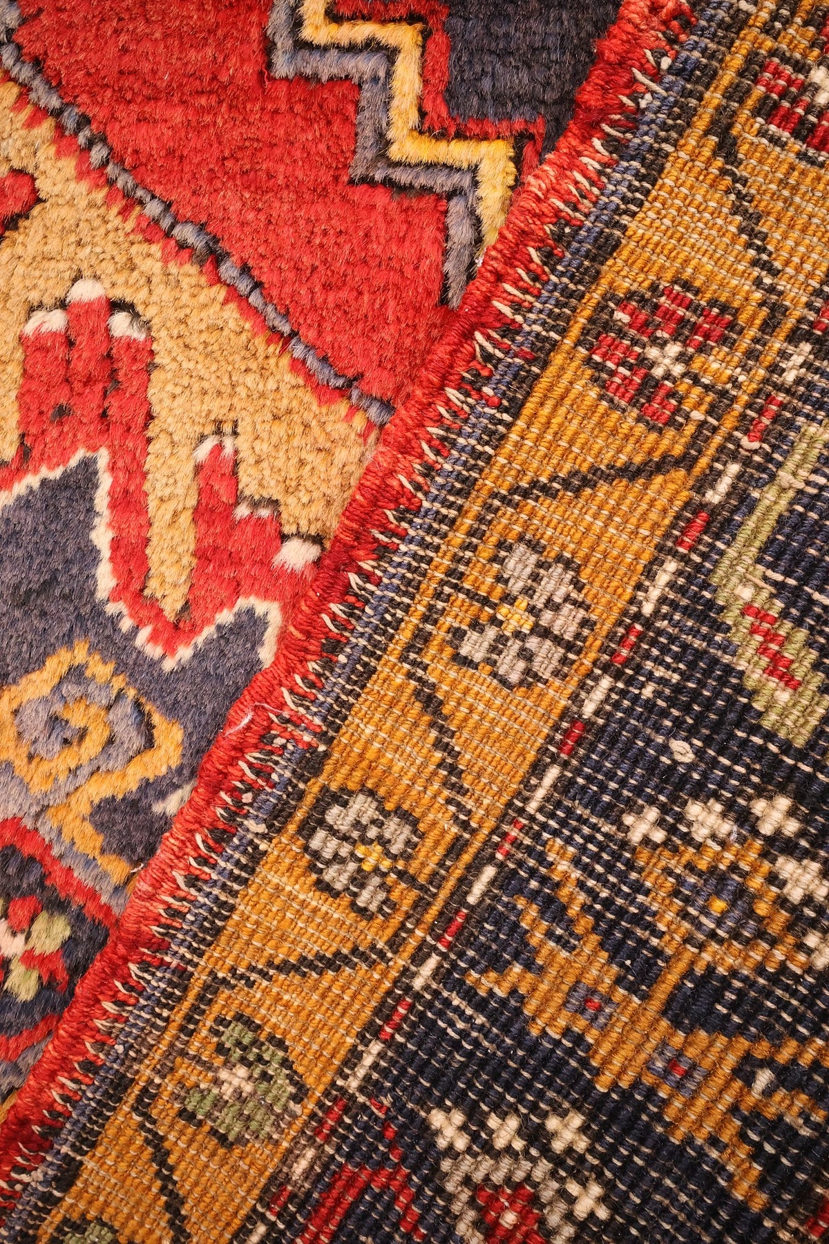 Coin replié du tapis Yahyali, nœuds de laine visibles à l'envers