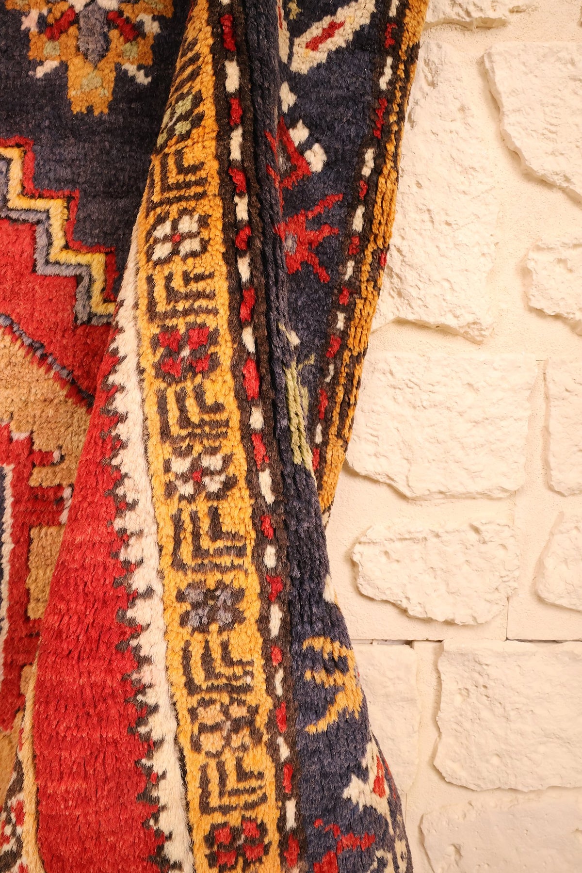 Lisière du tapis Yahyali rouge et bleu, bande jaune safran en bordure