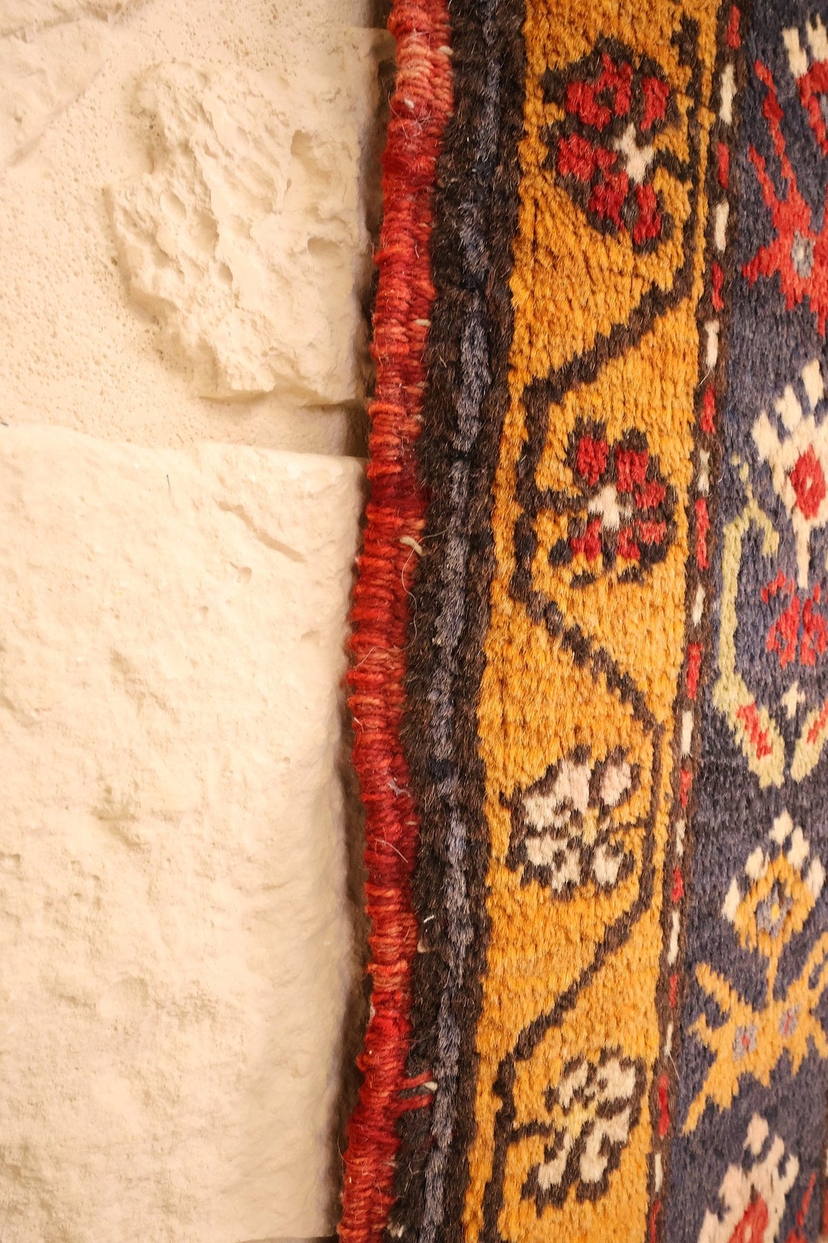 Lisière rouge du tapis Yahyali 215 × 106 cm, motifs floraux sur fond safran