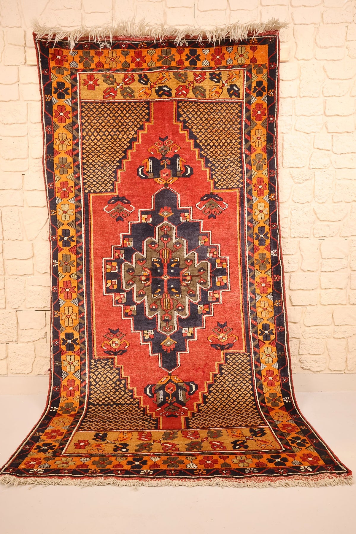 Tapis Yahyali rouge 220 × 113 cm, vue d'ensemble avec médaillon losangé bleu nuit