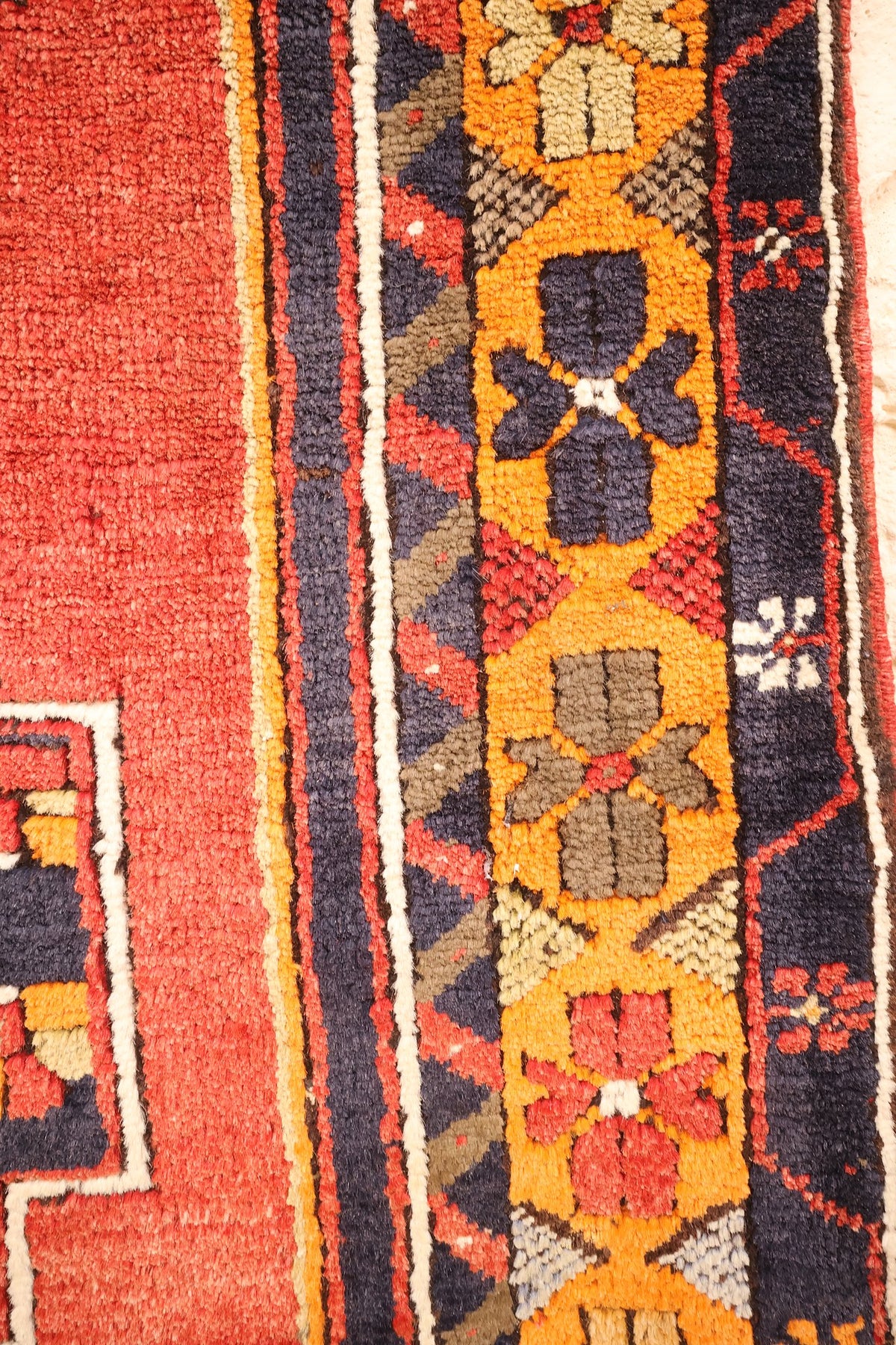 Bordure jaune-orangé à rosettes bleues et contre-bordures bleu nuit, tapis Yahyali