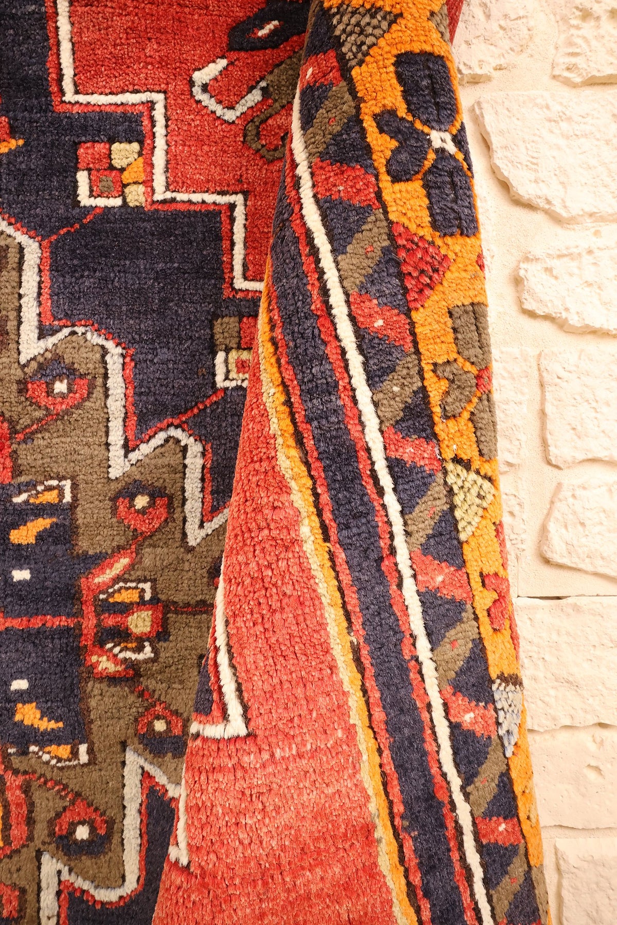 Lisière du tapis Yahyali 220 × 113 cm, champ rouge et bordure orangée